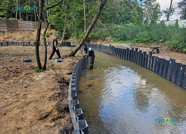 Работы по укреплению берега пруда шпунтом ПВХ